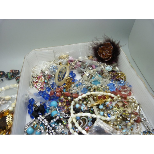 909 - A collection of costume jewellery