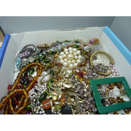 910 - A collection of costume jewellery and other items including a compact