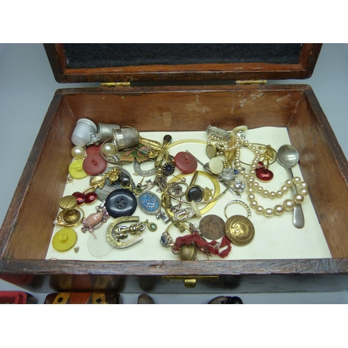 911 - A wooden box of costume jewellery, a 9ct gold horseshoe brooch, a/f, a small 9ct gold pendant, a/f, ... 