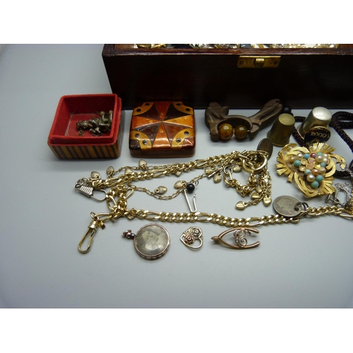 911 - A wooden box of costume jewellery, a 9ct gold horseshoe brooch, a/f, a small 9ct gold pendant, a/f, ... 