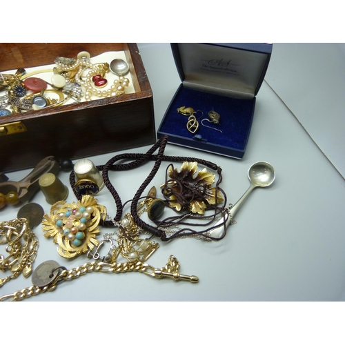 911 - A wooden box of costume jewellery, a 9ct gold horseshoe brooch, a/f, a small 9ct gold pendant, a/f, ... 