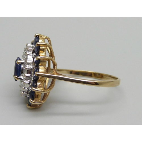 913 - A 9ct gold, sapphire and diamond cluster ring, 3.7g, P