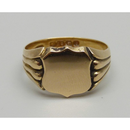 914 - An 18ct gold signet ring, Birmingham 1942, 4.9g, R