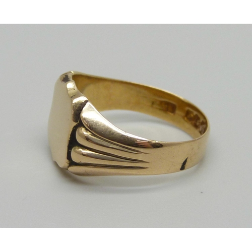 914 - An 18ct gold signet ring, Birmingham 1942, 4.9g, R