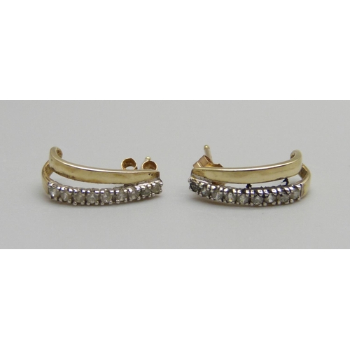 922 - A pair of 9ct gold cuff style earrings set with white stones, 1.1g