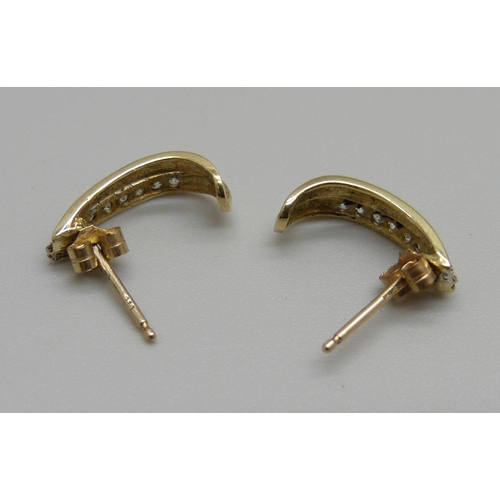 922 - A pair of 9ct gold cuff style earrings set with white stones, 1.1g