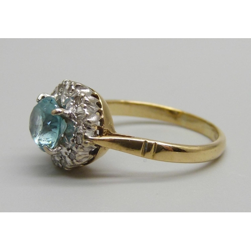 923 - An 18ct gold, aquamarine and diamond cluster ring, 4g, M