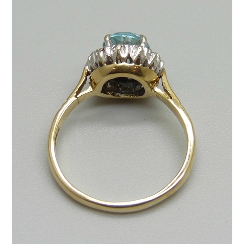 923 - An 18ct gold, aquamarine and diamond cluster ring, 4g, M