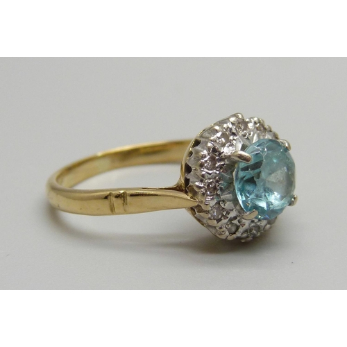 923 - An 18ct gold, aquamarine and diamond cluster ring, 4g, M