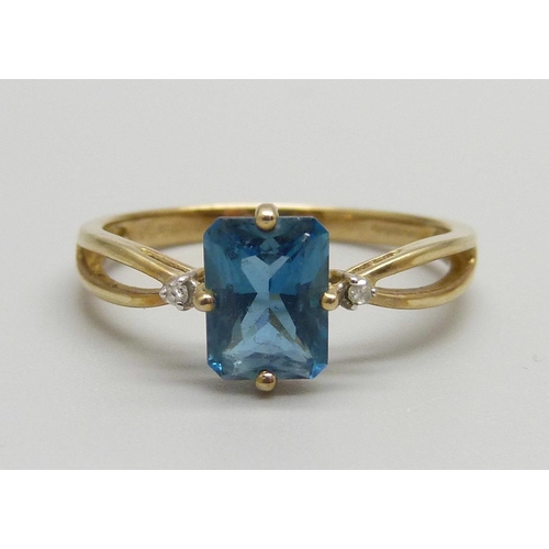 941 - A 9ct gold, Santa Maria aquamarine ring, 2.3g, S