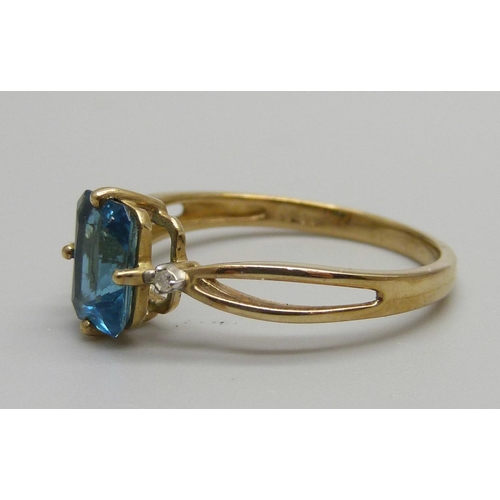 941 - A 9ct gold, Santa Maria aquamarine ring, 2.3g, S