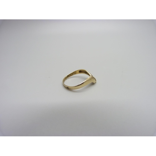 948 - A 9ct gold wishbone ring, 1.2g, I