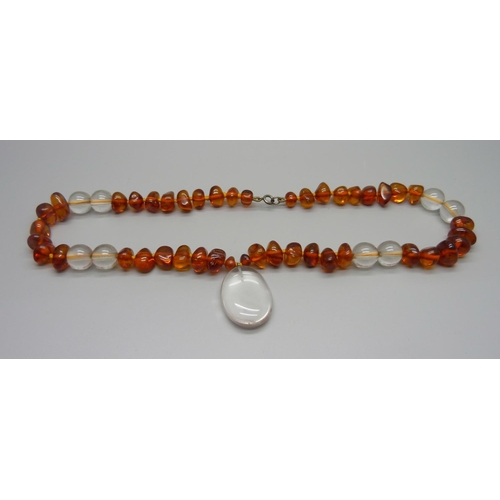 960 - An amber and rock crystal necklace with a silver fastener