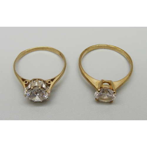 976 - Two 9ct gold solitaire rings, 4g, M/N