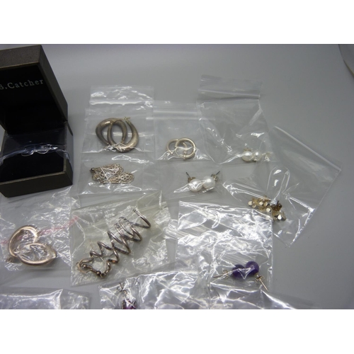 984 - Nineteen pairs of silver earrings