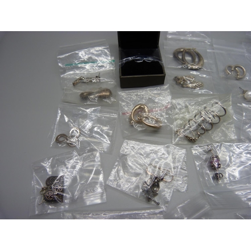 984 - Nineteen pairs of silver earrings