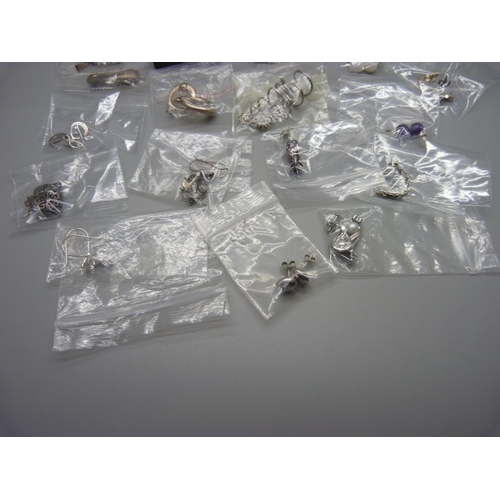 984 - Nineteen pairs of silver earrings