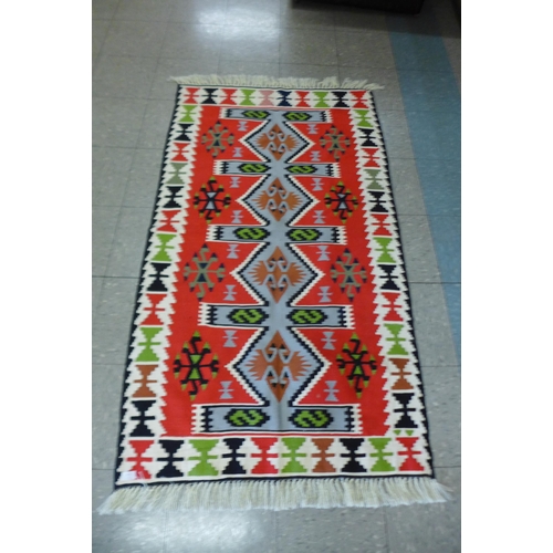 121 - A Turkish handmade Kilim wool and cotton handmade rug, 177 x 93cms