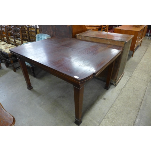 134 - A mahogany draw-leaf dining table