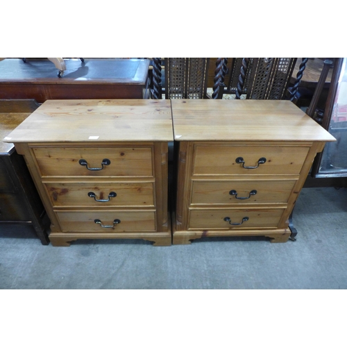 159 - A pair of pine three drawer chests