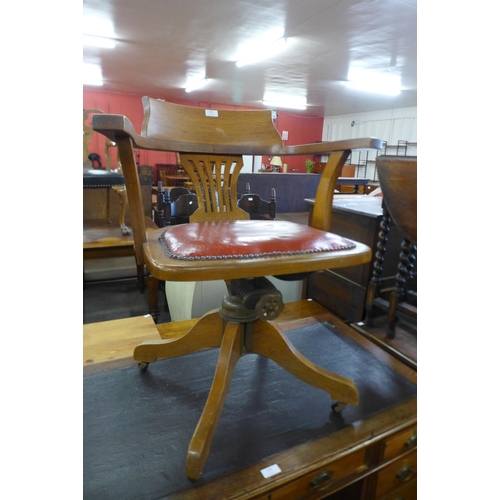 180 - A Hillcrest oak revolving desk chair