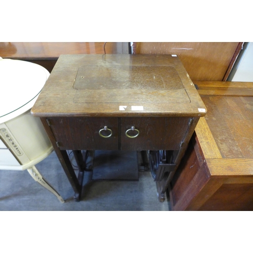 196 - A German Pfaff oak treadle sewing machine