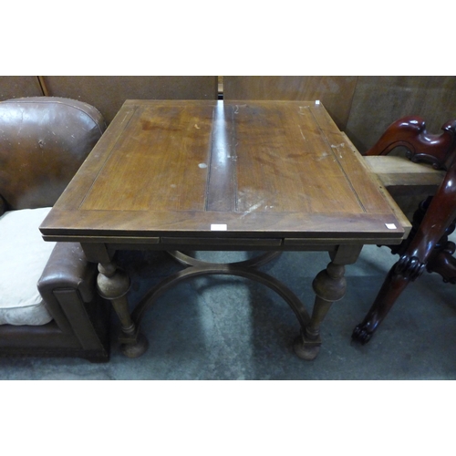 224 - An oak draw-leaf table