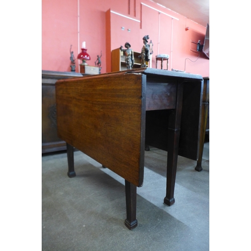 75 - A George III mahogany Pembroke table