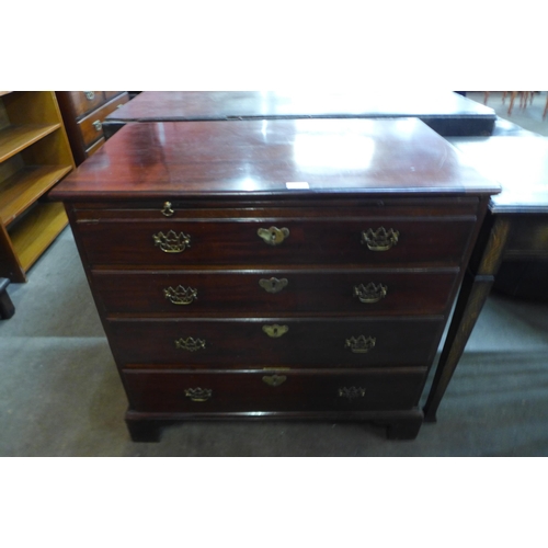 76 - A George III mahogany bachelor's chest of drawers