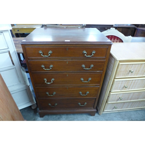 85 - A George III style mahogany bachelor's chest of drawers