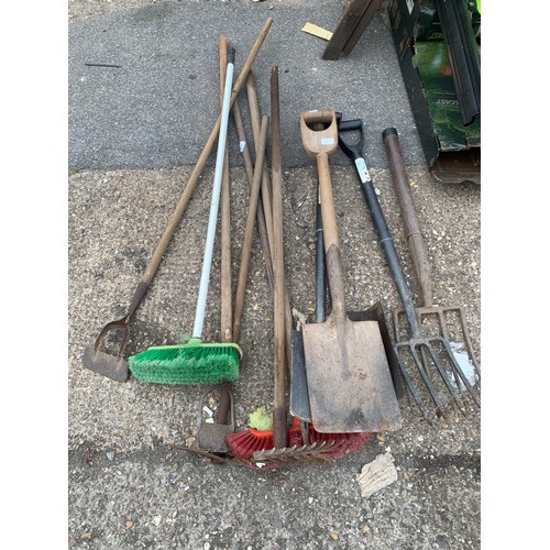 2414 - Bundle of garden tools: rake, spades, forks, etc.