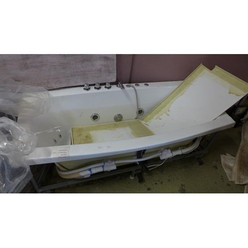 1475 - A white spa bathtub (274Z-47)   * This lot is subject to vat