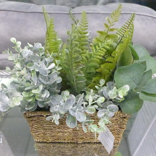 1385 - A display of artificial green ferns in a seagrass basket, W 20cms (67450313)   #