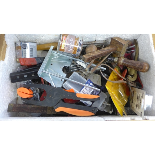 2028 - Box of approx. 50 woodworking tools: drill bits, router bits, mitre scribes, hole saws etc.