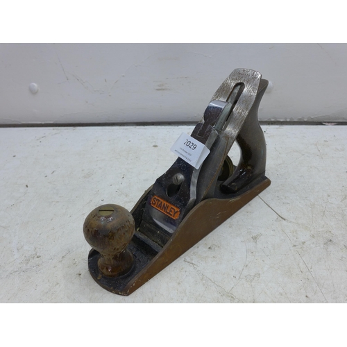 2029 - 2 wood working planes Stanley no 3 and 1 other with small bench vice