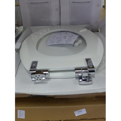 2096 - 4 Assorted boxed toilet seats