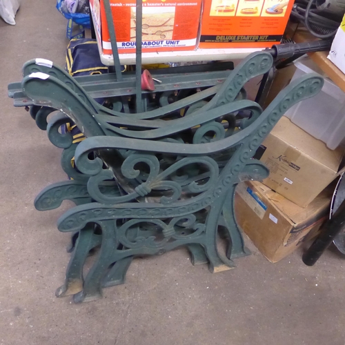 2113 - 2 pairs of cast metal bench ends and set of matching table legs