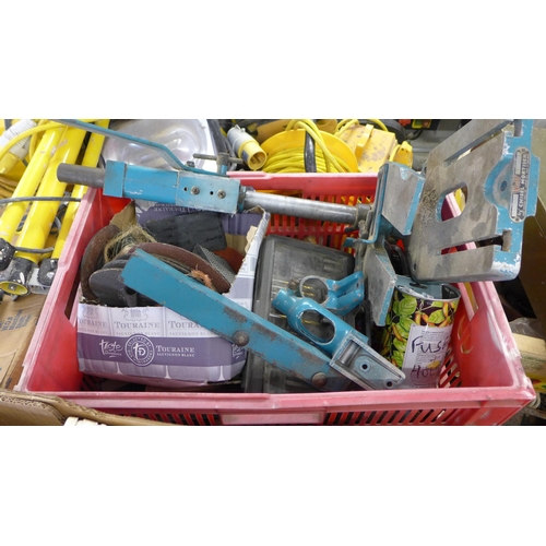 2124 - 2 Plastic crates & box of approx. 150 hand tools