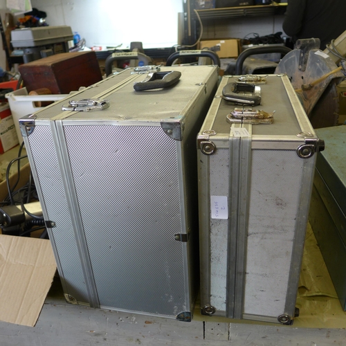 2130 - 2 aluminum flight cases (approx 75 x 20 x 40cm)