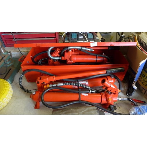 2193 - Five large Clarke pump/piston rams in red case