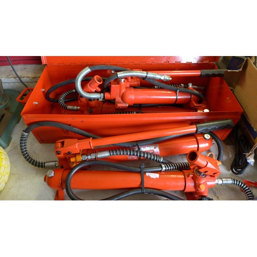 2193 - Five large Clarke pump/piston rams in red case