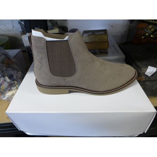 2221 - Find brand men's size 8/EU42 suede Chelsea boots