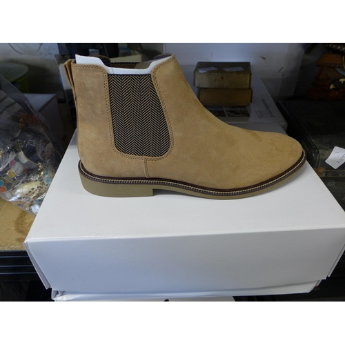 2222 - Find brand men's size 9/EU 43 suede Chelsea boots