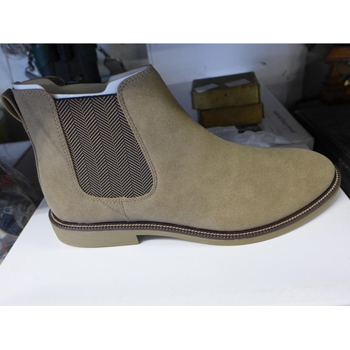 2223 - Find brand men's size 10/EU 44 suede Chelsea boots