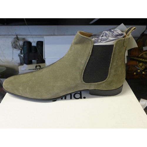 2224 - Find brand men's size 11/EU 45 suede Chelsea boots