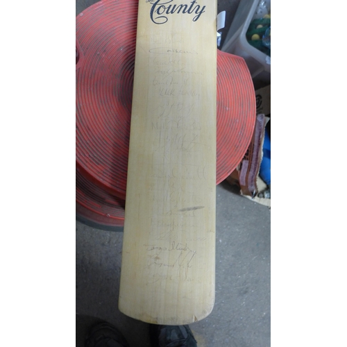 2232 - Gunn and Moore 'The County' cricket bat signed by Nottinghamshire County Cricket Club 1991 Team NCC