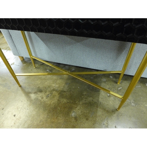 1394 - A black console table with gold legs