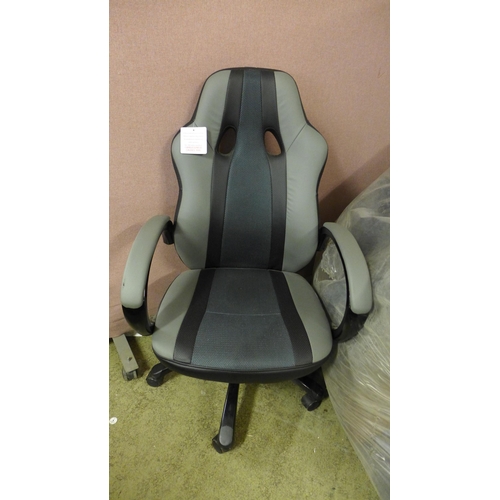 1496 - A swivel office chair