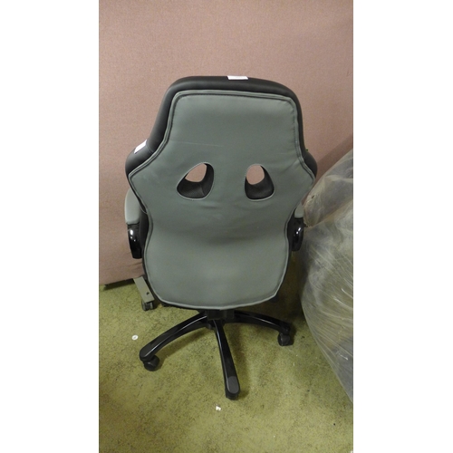 1496 - A swivel office chair