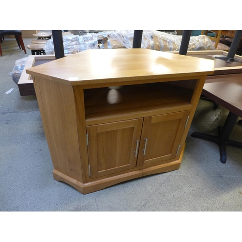 1510 - An oak corner TV unit